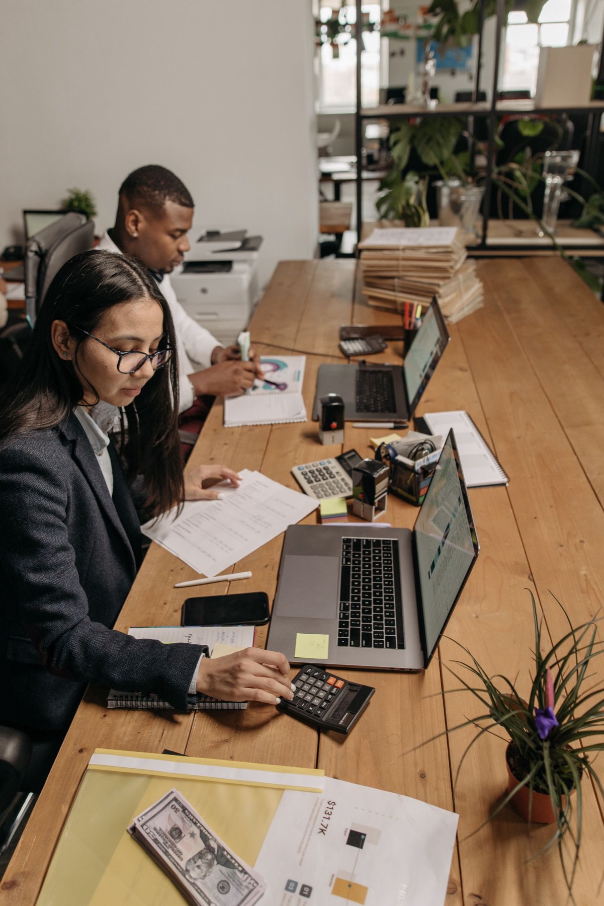 Comptable au travail sur des documents financiers