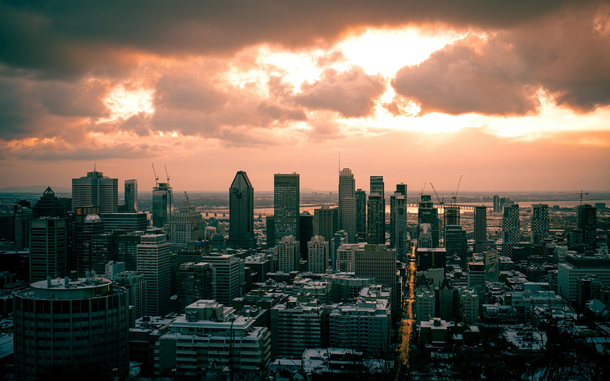 Le centre-ville de Montréal au crépuscule, vu du mont Royal