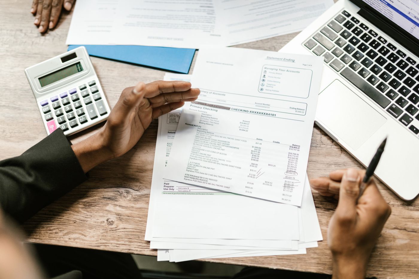 Revue d'états financiers avec un client, au bureau
